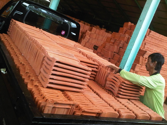 gudang genteng, distributor genteng terlengkap. karang pilang, kia, kanmuri, m-class, beton